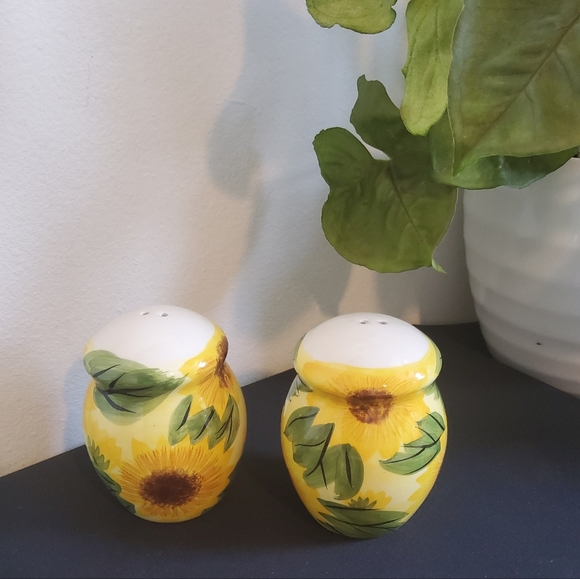 Vintage Sunflower Salt and Pepper Shaker - Picture 1 of 6